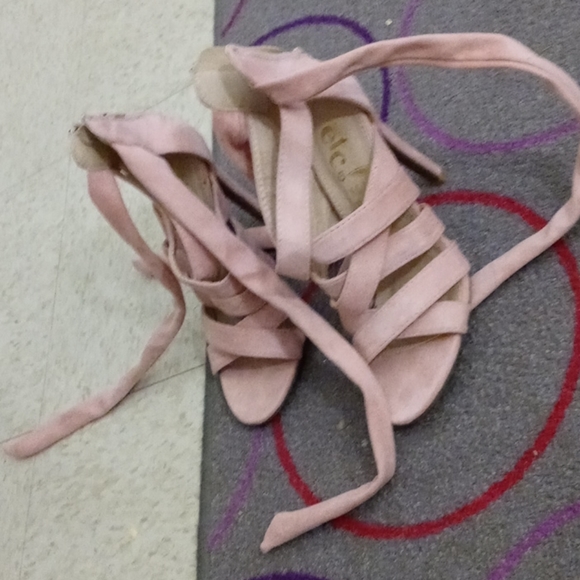 High heels - Picture 2 of 2